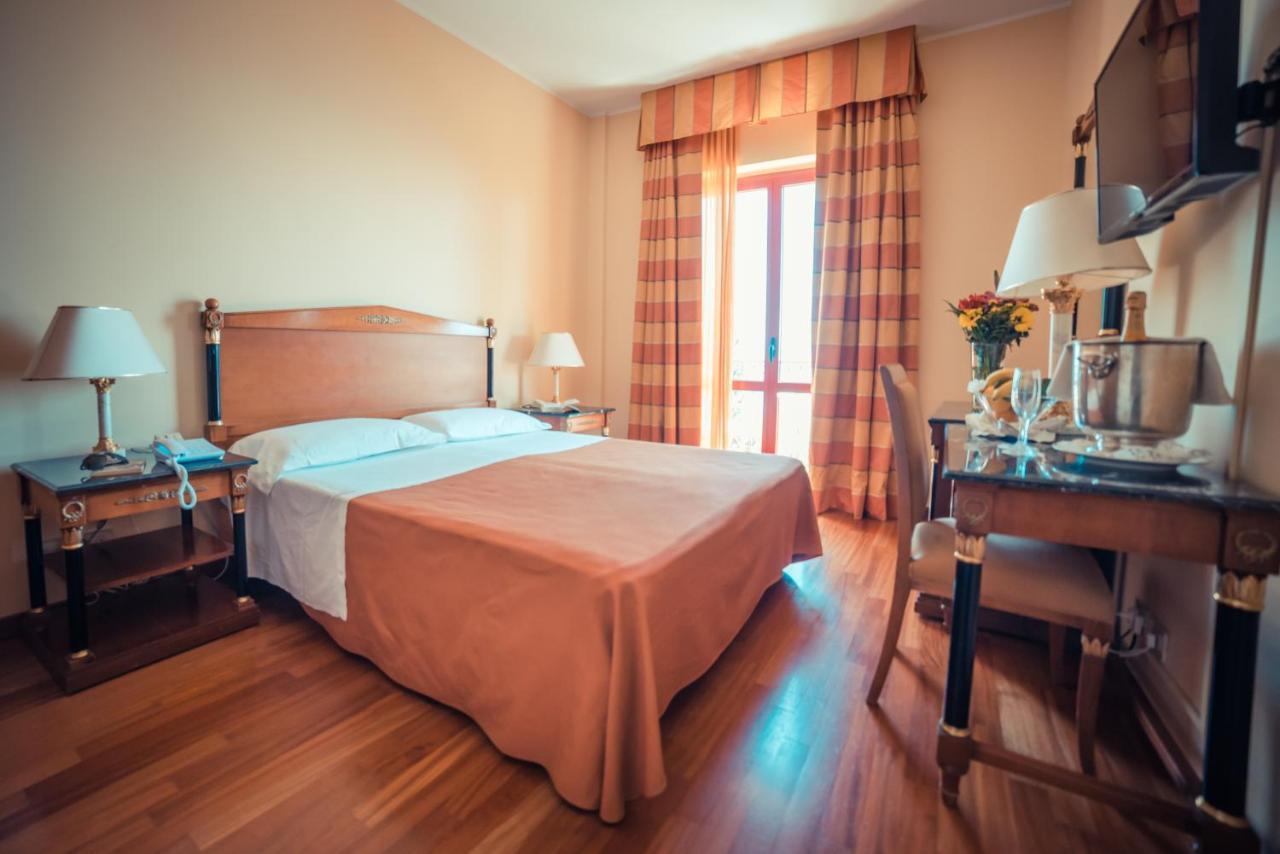 Grand Hotel Miramare ตาออร์มินา ภายนอก รูปภาพ
